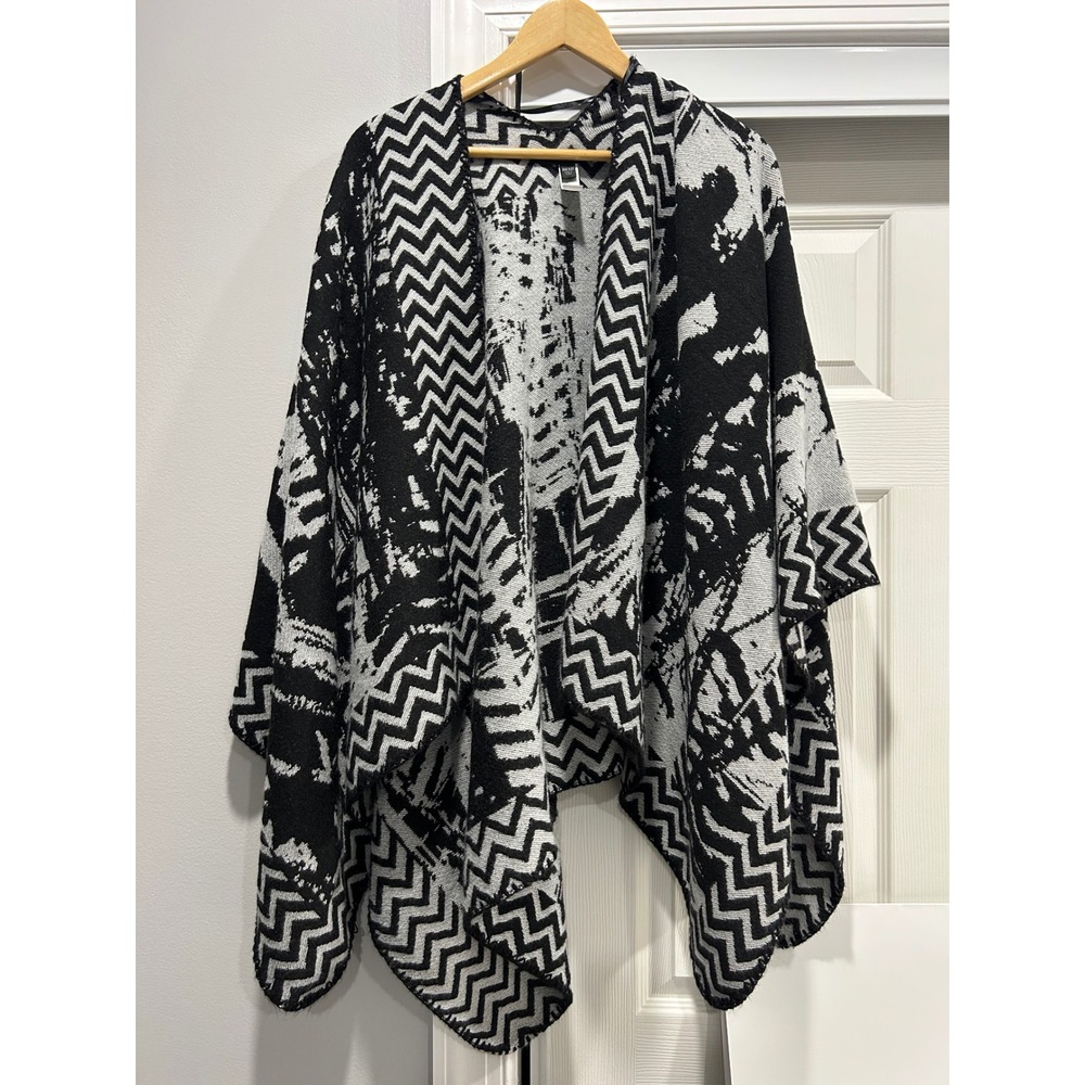 Marc New York Black White Chevron Print Open Front Drape Cape Shawl
(778)‎